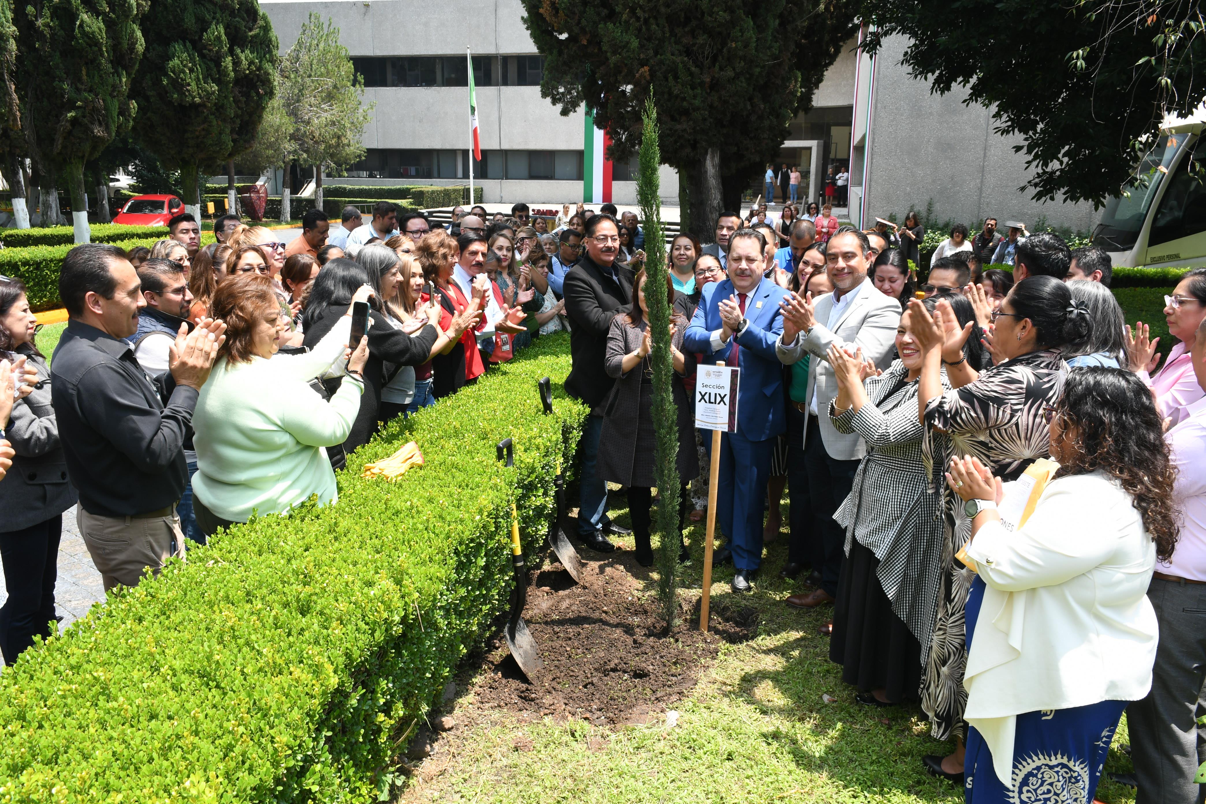 Salutación y Siembra de Pino del HG. "Dra Matilde Petra Montoya Lafragua", Tlahuac, Sección XLIX